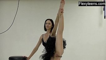 Atletik Rus Genç Yoga Ve Jimnastik Yapıyor