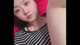 Üniversitedeki Oğlanlar Cinsel Organlarıyla Oynuyor Ve Aynı Anda Işiyor.