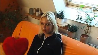 Vivien'In Sıkı Amı Ve Küçük Göğüsleri, Irklararası Seçmeler Sırasında Dikkat Çekiyor