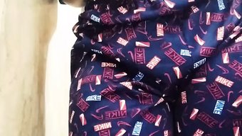 Hintli Genç, Okul Arkadaşıyla Sıcak Sesli Samimi Anlar Paylaşıyor