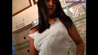 Asyalı Genç Kız Dolgun Kıvrımlarını Ortaya Çıkarmak Için Soyunuyor