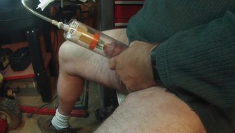 Adamın Penisi Sıkışmış Ve Iğneye Maruz Kalmış