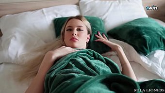 Büyük Doğal Göğüslere Sahip Minyon Sarışın, Üvey Oğlundan Sürpriz Bir Sakso Alıyor