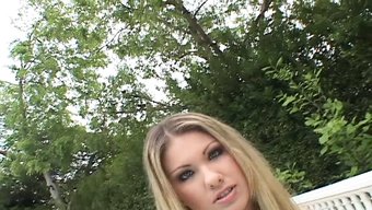 Uyarılmış Genç Sarışın Yemekten Ve Yenmekten Zevk Alıyor