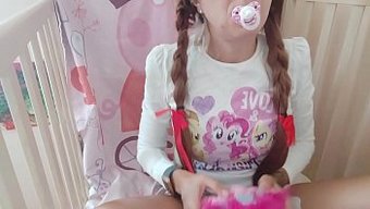 Genç Kız Olgunluğunu Ve Baba Kızı Rol Oyununda Öğrenme Isteğini Gösteriyor