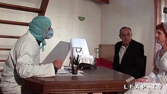 Olgun Fransız Kadın Kocası Ve Jinekologla Üçlüden Zevk Alıyor