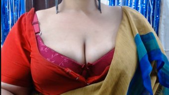 Büyük Doğal Göğüslü Hint Teyze Yakın Çekimde Işiyor