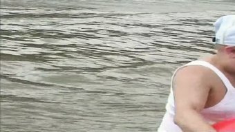 Vintage Delight: Desiree Barclay Klasik Bir Mag'Un Seçiminde