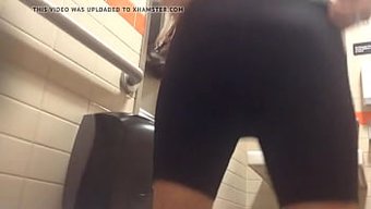 Sıcak Bir Solo Performansta Etkileyici Milf Varlıklarını Sergiliyor