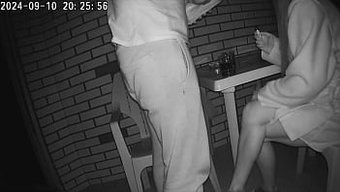 Evlilik Baş Aşağı Döndü: Karısı, Borcunu Ödemek Için Arkadaşıyla Aldatıyor