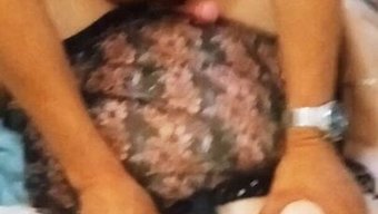 Kalın Vücutlu Eş, Konserve Alırken Üçlüye Katılıyor