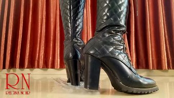 Amerikan Ve Asyalı Bebek, Yüksek Topuklu Bir Yumurta Kutusunu Eziyor