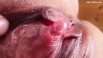 Bir Kız Amıyla Oynayıp Kendini Akıl Almaz Orgazmlara Ulaştırıyor.