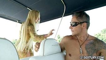 Avrupalı Gençler Nehir Kenarında Vahşi Bir Üçlüye Dalıyorlar