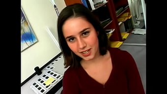 Esmer Genç Kacey Kox, Parmak Oyununun Ilk Tadını Alıyor