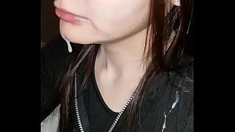 Evcil Hayvanın Oral Seks Sahnesi Yüzüne Boşalma Ile Sona Eriyor