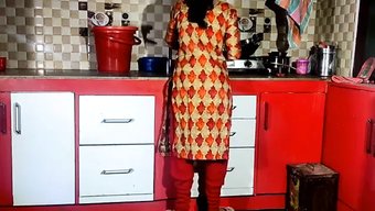 Hintli Hizmetçi, Banyosundan Sonra Sıcak Bir Sikiş Alıyor