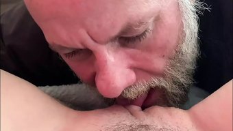 Gavat Koca, Karısının Orgazm Olana Kadar Yediğini Izliyor