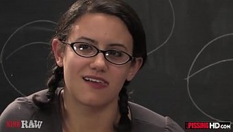 Esmer Güzellik Penny Play, Grup Halinde Çiş Dolu Bir Duşun Tadını Çıkarıyor