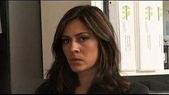 Göğüslü Esmer Sekreter Iş Arkadaşına Oral Seks Yapıyor Ve Seks Yapıyor