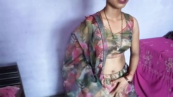 Büyük Doğal Göğüslü Hintli Genç, Kirli Konuşmalar Ve Içine Boşalma Alıyor