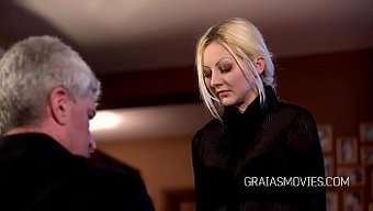 Bdsm Sahnesinde Değerlendirilen Sarışın Itaatkar