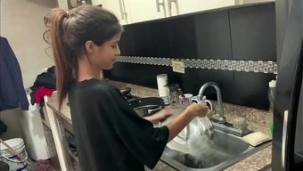 Yaramaz Üvey Kız Kardeş, Kocaman Bir Aletle Amına Sertçe Geçirildi.