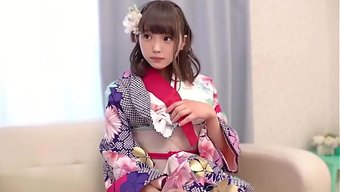 20 Yaşında, Kocaman Göğüsleri Gizli G Cup'La, Kilometre Taşı Töreninden Eve Dönerken.