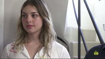 Üvey Baba, Dövme Yaptırmak Için Üvey Kızını Alıyor Ve Onu Sertçe Sikişiyor.