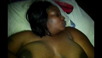 Amatör Siyah Çift Yatak Odasında Fantezi Dolu Anlar Yaşıyor