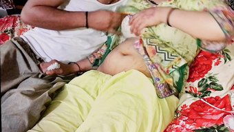 Robbia, Bir Hintli Desi Genç, Sert Seks Sıcak Bir Gecede Eniştesinden Sert Bir Şekilde Sikişiyor. Büyük Doğal Göğüsleri, Net Bir Hintçe Ses Ile Yüksek Çözünürlükte Sikişirken Hoplarken Izleyin.