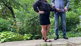 Kısa Etekli Azgın Milf, Bir Erkekle Fetişin Tadını Çıkarıyor