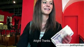 Kelly Müzede Harika Vücudunu Gösteriyor Ve Karşılığında Yüzüne Boşalıyor.