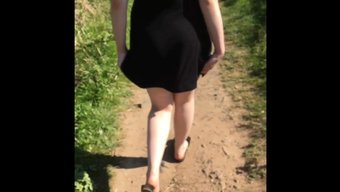 Yavaş Çekimlerle Bir Kanal Boyunca Yavaşça Yürüyen Bir Kadın