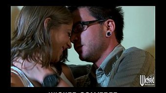 Genç Ve Arzulu Bir Bebek Bakıcısı, Iş Yerinde Partneriyle Sert Seks Yapıyor.