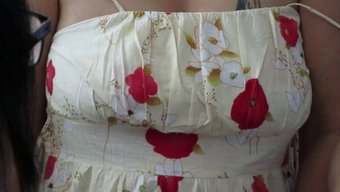 Olgun Bir Kadın Olarak Büyük, Doğal Göğüslerimi Usulca Ellemeye