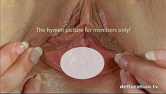 Genç Yetişkin Rita, Solo Bir Seansda Özel Bölgelerini Sergiliyor