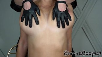 Shione Cooper Ve Katerina Hartlova, Büyük Doğal Göğüslerle Lezbiyen Oyunlarına Dalıyorlar