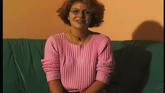 Gözlüklü Alman Kız Ilk Seçmelerini Yaşıyor