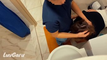 Bir Üniversite Toplantısından Sonra, Kız Arkadaşım Ve Ben Sınıf Arkadaşlarımızla Umumi Bir Tuvalet Orgisine Katılıyoruz