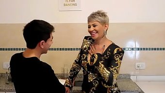 Büyük Popolu Üvey Anne Orgide Domine Ediliyor Ve Yüzüne Boşalıyor