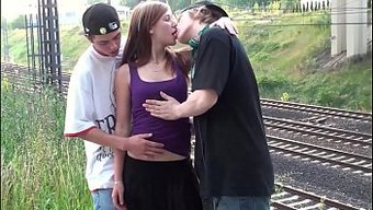 Alexis Crystal, Halka Açık Bir Yerde Sıcak Bir Grup Seks Sahnesinde.