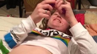 Genç Kız, Babasıyla Uzaktan Kumandalı Bir Vibratör Kullanıyor