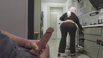 Üvey Annenin Sıkı Poposu, Üvey Oğlunu Mastürbasyon Yaparken Yakaladıktan Sonra Sert Muamele Alıyor