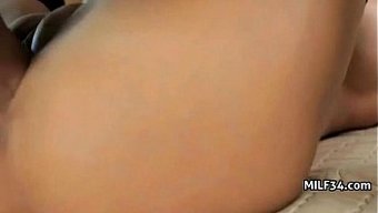 Azgın Milf Boğazını Siktiriyor Ve Yüzü Spermlerle Kaplanıyor