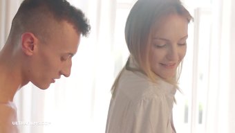 Çek Güzeli Belle Claire, Mutfakta Sikişiyor.