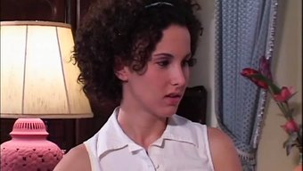 Genç Üvey Kızı Ve Üvey Annesiyle Duygusal Strapon Oyunu