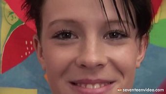 Çarpıcı Ince Ve Iyi Donanımlı Bir Genç Olan Hika, Yoğun Cinsel Aktiviteye Girmeden Önce Duygusal Olarak Meshediliyor