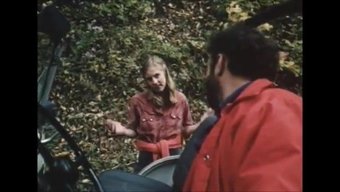 Lisa Thatcher Asansörde Biner Ve Karşılıklı Hizmet Sunar