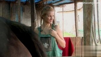 Şaşırtıcı Sarışın Genç, Deneyimli Yaşlı Adamdan Zevk Alıyor